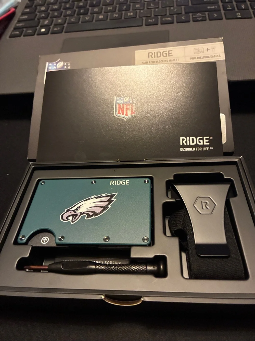RIDGE RFID BLOCKING METAL WALLET. LICENSED BY THE PHILLY EAGLES. HOLD 12 CARDS.